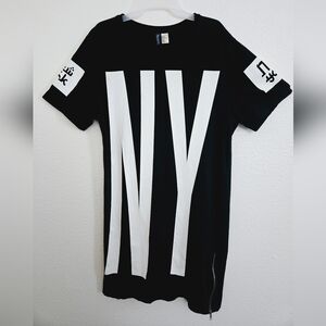 H&M WHITE AND BLACK NEW YORK LONG SHIRT SIZE M